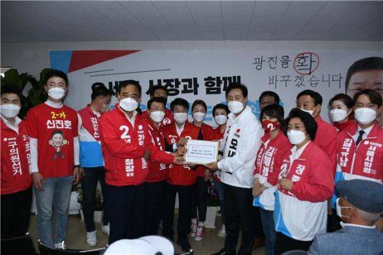 오세훈 서울시장 후보가 18일 국민의힘 김경호 광진, 강맹훈 성동, 서강석 송파구청장 후보, 서울시의원, 광진구의원 후보들로부터 지하철 2호선 지상구간 지하화를 건의받았다.