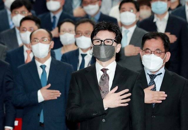 한동훈 신임 법무부장관이 17일 오후 경기도 과천 법무부 청사에서 열린 취임식에서 국민 의례를 하고 있다. 과천=송은석 기자 silverstone@donga.com