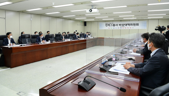 한국전력공사가 18일 서울 서초구 한전아트센터에서 '전력그룹사 비상대책위원회'를 열고 재무 개선 대책을 논의했다고 밝혔다. 사진은 한전 비상대책위원회 모습. <연합뉴스>