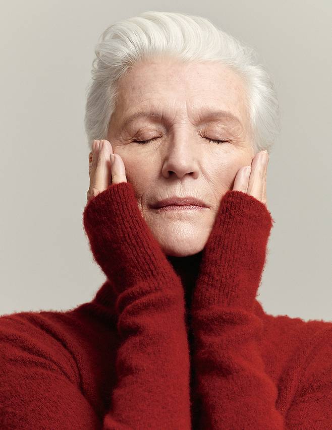 레드 롱 드레스는 Petar Petrov.