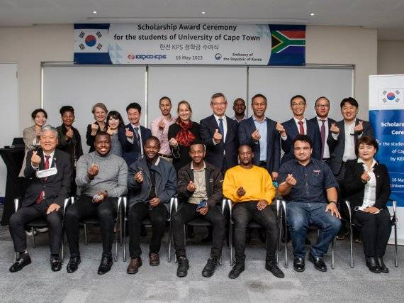한전KPS 남아공지사 이정남 지사장(둘째줄 오른쪽 3번째)과 주남아공 대한민국 박철주 특명 전권 대사(둘째줄 오른쪽 5번째), 케이프타운대 Vanderechuren 부학장(박 대사 왼쪽) 등이 케이프타운 대학생들에게 장학금을 전달한 뒤 기념촬영을 하고 있다.사진=한전KPS 제공
