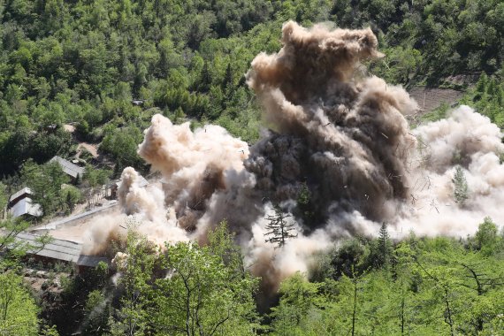 북한 핵무기연구소 관계자들이 지난 2018년 5월 24일 함경북도 길주군 풍계리 핵실험장 폐쇄를 위한 폭파작업을 했다. 사진=공동취재단