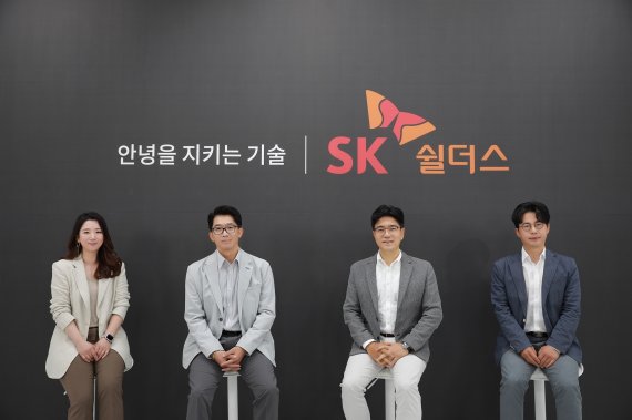 SK쉴더스 기업공개(IPO) 간담회에서 박진효 대표(왼쪽에서 세번째)가 회사 소개를 하고 있다. /사진=뉴스1