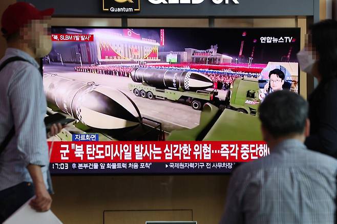 북한이 잠수함발사탄도미사일(SLBM)로 추정되는 미사일을 시험발사한 이달 7일 서울역 대합실에서 시민들이 관련 뉴스를 시청하고 있다. 연합뉴스