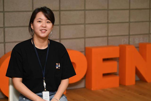 16일 오후 서울 마포구 CJ오펜에서 드라마 'XX+XY' 홍성연 작가가 본지와의 인터뷰 후 카메라를 향해 포즈를 취하고 있다. 최주연 기자