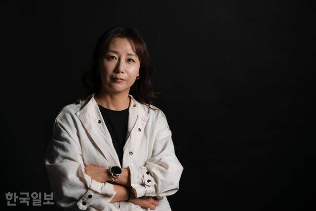 17일 서울 중구 한국일보사에서 김은주 사진작가가 본보와의 인터뷰에 앞서 포즈를 취하고 있다. 김 작가는 광주 동구 전일빌딩245에서 '오월어머니 그 트라우마' 사진전을 진행하고 있다. 김하겸 인턴기자