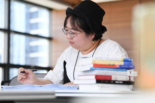 이야기장수의 두 번째 책 원고를 살펴보고 있는 이연실 편집자. 그는 말했다. "내가 열렬하게 좋아하고 잘해 낼 수 있는 이야기만 책으로 만들 것이다." 김하겸 인턴기자