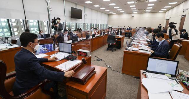 17일 서울 여의도 국회에서 열린 보건복지위원회 전체회의에서 김민석 위원장이 의사봉을 두드리고 있다. 이한호 기자