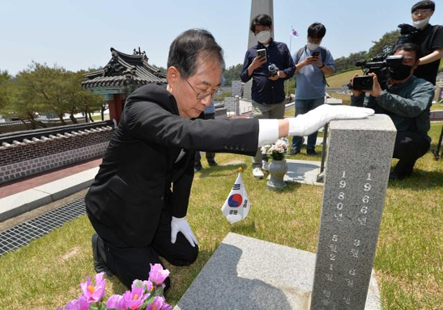 한덕수 국무총리 후보자가 5·18민주화운동 42주기를 하루 앞둔 17일 광주 북구 운정동 국립5·18민주묘지 내 열사 묘를 참배하고 있다. 뉴시스