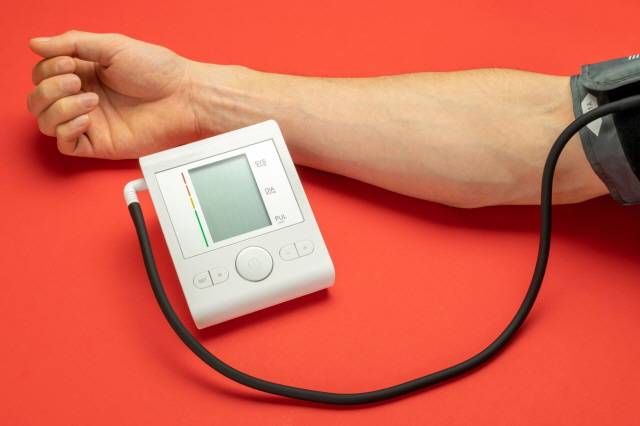 최근 합병증 위험이 높은 고혈압 환자는 목표 혈압 수치를 기존보다 더 낮춰야 한다는 권고 지침이 나왔다./게티이미지뱅크