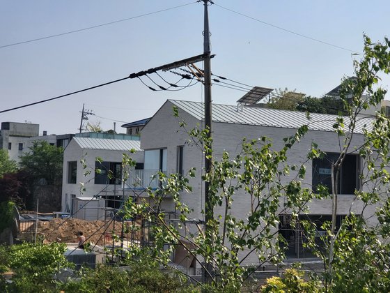 한국의 베벌리힐스라 불리는 서울 성북구 성북동에 김소희 스타일난다 전 대표가 새 집을 짓고 있다. 함종선 기자