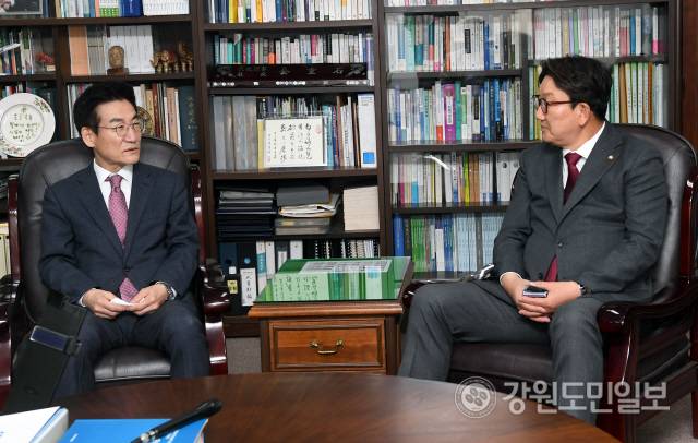 ▲ 권성동 국민의힘 원내대표가 17일 본사를 방문해 김중석 강원도민일보 회장과 환담을 나눴다.  김정호