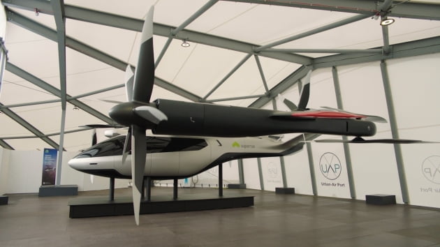 현대자동차의 UAM 사업을 맡고 있는 슈퍼널의 전기 수직 이착륙항공기(eVTOL)인 ‘S-A1’ 콘셉트 모델이 영국 코번트리에 있는 에어원에 전시돼 있다.[현대차]