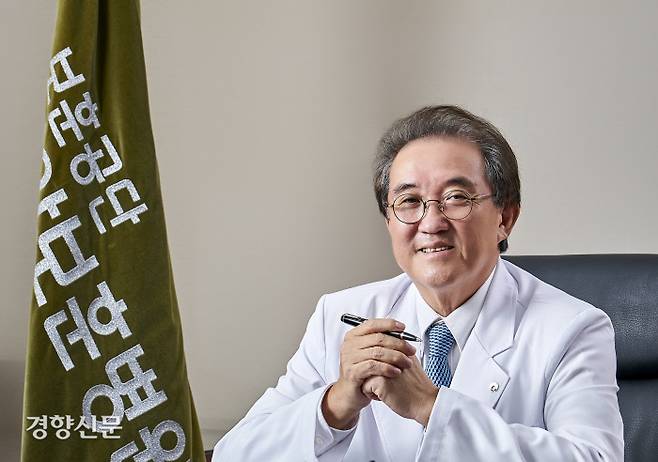 암예방·역학의 세계적 권위자인 유근영 원장은 국립암센터, 국군수도병원, 중앙보훈병원 등 공공의료기관장 3관왕 기록을 갖고 있다.&nbsp;중앙보훈병원 제공