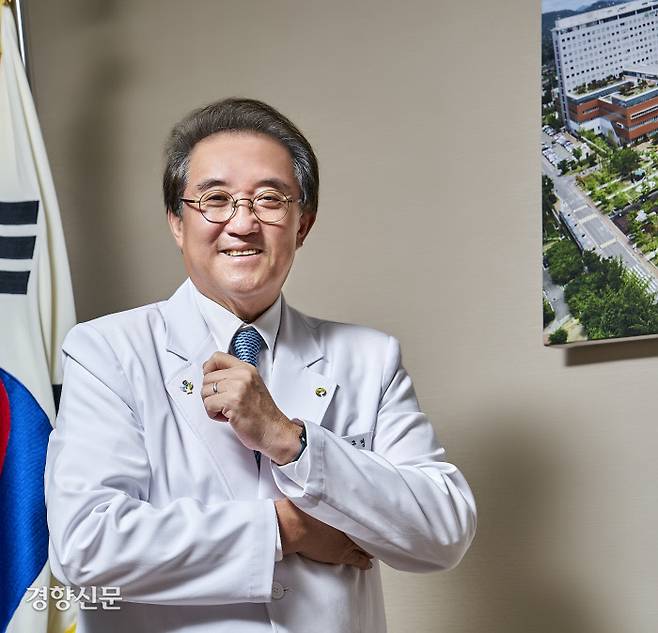 국가 유공자들을 위한 질 높은 진료서비스와 공공의료 확대의 아이콘으로 떠오른 유근영 병원장.&nbsp;중앙보훈병원 제공