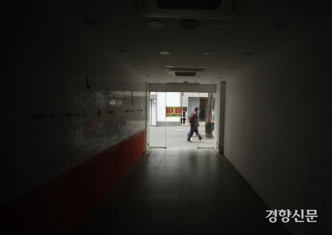 서울 명동거리에 폐점해 텅 빈 가게 문에 임대문의 글귀가 붙어있다. /강윤중 기자