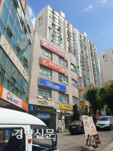 서울 노량진의 한 상가건물에 3개 고시원이 입주해 있다 . 고희진·오경민 기자