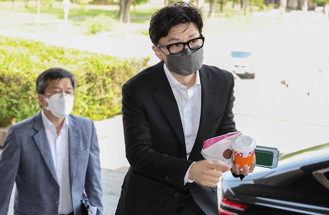 18일 광주에서 열린 제42주년 5·18민주화운동 기념식에 참석했던 한동훈 법무부 장관이 이날 오후 정부과천청사 내 법무부 청사에 도착하고 있다. 연합뉴스