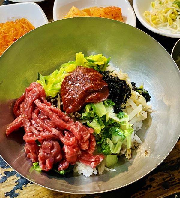 나는 육회비빔밥을 맛보다 추억으로 먹는다.