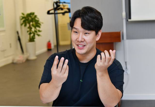 이요셉(양떼 커뮤니티 대표) 목사가 16일 서울 관악구 양떼 커뮤니티 센터에서 가정 밖 청소년과 함께해 온 이야기를 소개하고 있다. 신석현 포토그래퍼