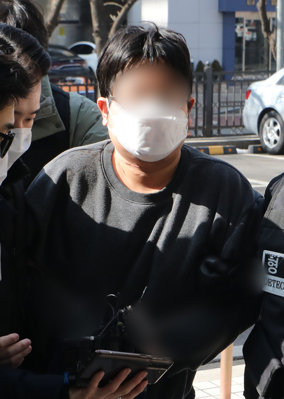 목동 아파트에서 부모와 형을 살해한 혐의를 받는 A씨(31)가 지난 2월 12일 서울 양천구 남부지방법원에서 영장실질심사에 출석하고 있다./사진=뉴스1