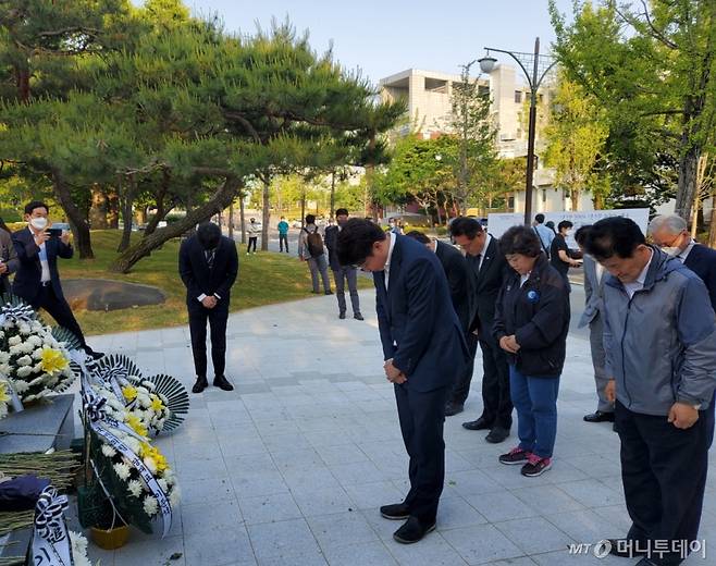 이준석 국민의힘 대표가 18일 이세종 열사 추모비 앞에서 참배하는 모습./사진=안채원 기자