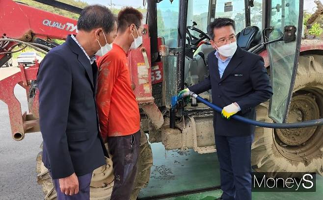 전남농협은 18일 곡성군 입면농협을 방문해 면세유 수급현황을 점검하는 한편 면세유 가격이 적정 가격에 공급될 수 있도록 농협주유소를 대상으로 현장지도에 나섰다/사진=농협전남지역본부 제공.