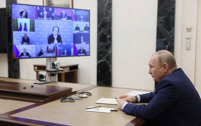 블라디미르 푸틴 러시아 대통령이 17일(현지시간) 모스크바 크렘린궁에서 석유산업 개발 회의를 화상으로 주재하고 있다. [연합]