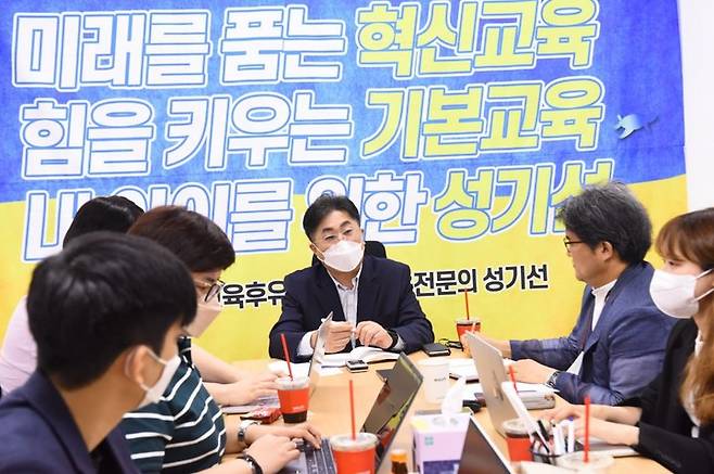 [수원=뉴시스] 6·1 지방선거 경기도교육감 선거에서 진보진영 단일후보로 선출된 성기선 후보가 언론 인터뷰에서 자신의 교육공약 등을 설명하고 있다. 2022.05.17. (사진=성기선 선거캠프 제공) *재판매 및 DB 금지
