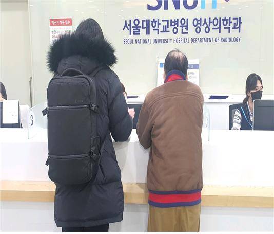 [서울=뉴시스] 서울시가 1인가구 사업 점검 및 신규사업 발굴에 직접 참여하는 정책 모니터링단 '씽글벙글 서울 서포터즈'를 발족한다고 18일 밝혔다. 사진은 서울시의 1인가구 대상 '병원동행서비스' 이용 모습. (사진=뉴시스DB) photo@newsis.com *재판매 및 DB 금지