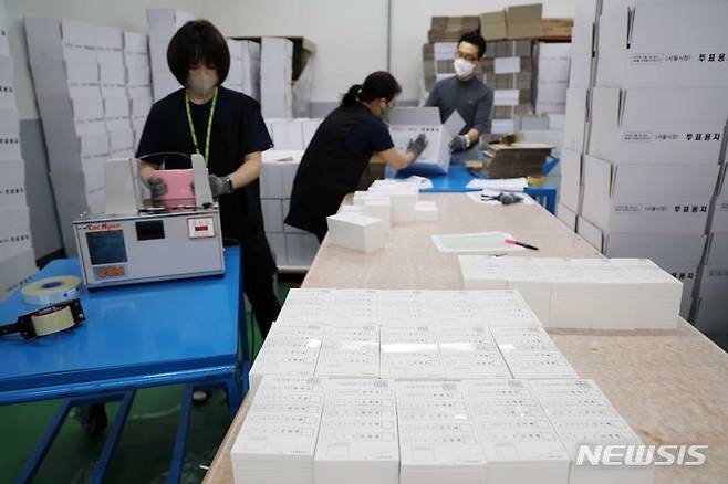 [파주=뉴시스] 권창회 기자 = 제8회 전국동시지방선거를 2주 앞둔 18일 오전 경기 파주시 한 인쇄업체에서 관계자들이 서울시장 선거 투표용지 출력 및 점검을 하고 있다.(공동취재사진) 2022.05.18. photo@newsis.com