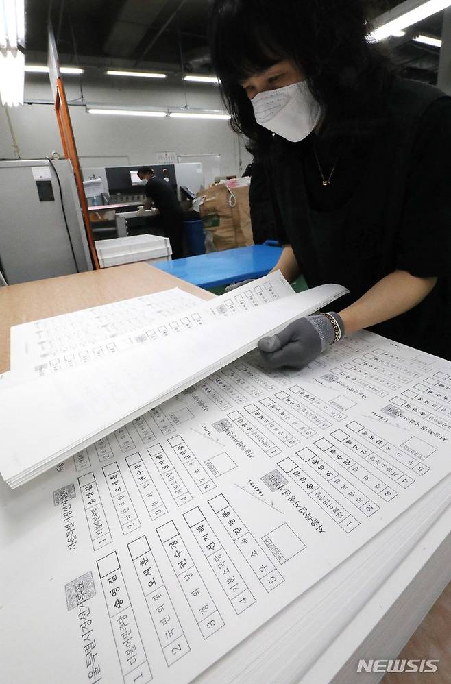 [파주=뉴시스] 권창회 기자 = 제8회 전국동시지방선거를 2주 앞둔 18일 오전 경기 파주시 한 인쇄업체에서 관계자들이 서울시장 선거 투표용지 출력 및 점검을 하고 있다.(공동취재사진) 2022.05.18. photo@newsis.com