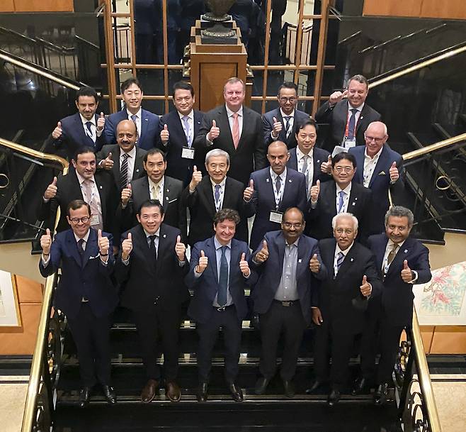 [서울=뉴시스] 홍찬선 기자 = 18일 싱가포르에서 개최된 국제공항협의회(ACI) 아시아·태평양지역 총회에서 이사로 선임된 윤형중(사진 뒤에서 왼쪽 두번째부터) 한국공항공사 사장과 김경욱 인천공항공사 사장이 이날 선임된 이사들과 기념촬영을 하고 있다. (사진=인천공항공사 제공) 2022.05.18. photo@newsis.com *재판매 및 DB 금지