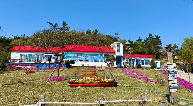 전남 신안군 증도면 병풍리에 자리한 소악교회