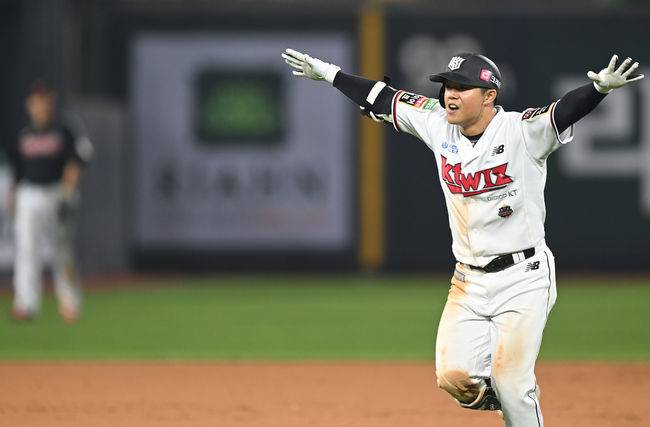 [OSEN=수원, 김성락 기자] KT가 짜릿한 끝내기로 4연패에서 탈출했다.&nbsp;KT는 17일 수원 KT위즈파크에서 열린 LG와의 경기에서 3-2 끝내기 승리를 거뒀다.&nbsp;9회말 1사 1루 KT 조용호가 끝내기 2루타를 날린 뒤 환호하고 있다. 2022.05.17 /ksl0919@osen.co.kr