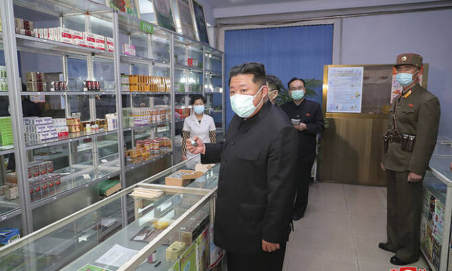 김정은 북한 국무위원장이 지난 15일 평양의 약국을 방문해 현지 지도를 하고 있다. 평양=AP뉴시스
