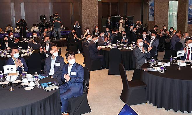 18일 서울 중구 더 플라자 호텔에서 열린 2022 세계에너지포럼에서 정희택 세계일보 사장을 비롯한 참석자들이 박수를 치고 있다. 이재문 기자