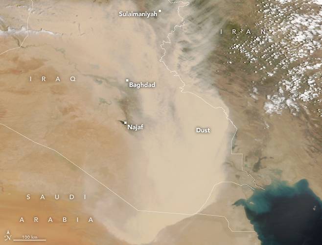 지난 16일(이하 현지시간) 아쿠아가 촬영한 이라크 전역의 모습으로 먼지(dust)가 가득차 있는 것이 보인다. 사진=NASA