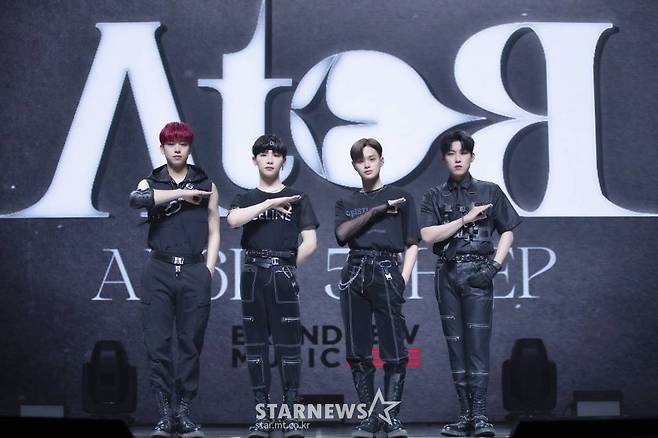 그룹 AB6IX가 18일 오후 온라인 생중계로 진행된 다섯 번째 EP 'A to B' 발매기념 쇼케이스에 앞서 포즈를 취하고 있다. /사진제공=브랜뉴뮤직 2022.05.18 /사진=이동훈 기자 photoguy@