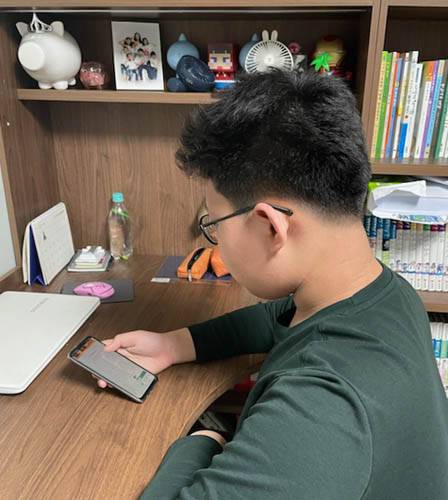 스마트폰이나 컴퓨터를 오랫동안 집중해서 보면, 눈의 피로가 가중되는 것은 물론, 눈을 거의 깜빡이지 않게 된다. 스마트폰 사용량을 가능한 줄이고, 충분한 휴식을 병행하는 것이 필수다. / 경향신문 자료사진