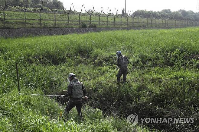 지뢰를 탐지하는 1군단 장병들   [기사의 특정 내용과 무관한 자료사진]