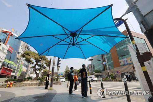 '그늘을 찾아'  [연합뉴스 자료사진]