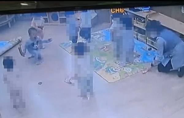 피 흘리며 엉엉 우는 두살배기 왼쪽 중앙의 어린 아이가 큰 상처를 입은 후 울면서 도움을 호소하지만 주변의 보육 교사들은 쳐다도 보지 않고 있다. 제보자 A씨 제공. 재판매 및 DB 금지.