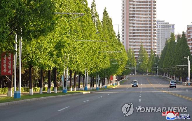 북한, 코로나 봉쇄로 텅빈 평양의 도로 (평양 조선중앙통신=연합뉴스) 조선중앙통신은 17일 국가방역체계가 최대비상방역체계로 이행되면서 북한 평양에 지역별 봉쇄와 단위별 격폐 조치가 유지되고 있다고 보도했다.사진 속 평양시의 도로들이 텅비어 있다. 2022.5.17 
    [국내에서만 사용가능. 재배포 금지. For Use Only in the Republic of Korea. No Redistribution] nkphoto@yna.co.kr