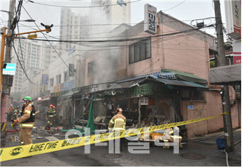 서울 강북구 번동에 한 횟집에서 발생한 화재를 소방당국이 진압하고 있다.(사진=강북소방서 제공)