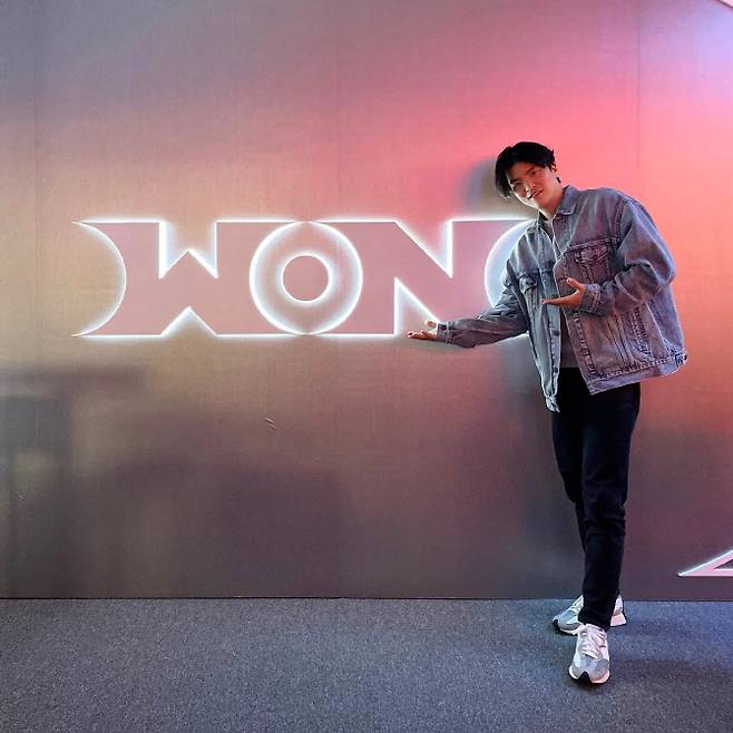 ▲지난 3월16일 서울 강남구 신사동 가로수길 나이스웨더마켓에서 열린 ‘원소주 원모어 팝업 스토어’ 현장에서 김희준 원스피리츠 CCO가 포즈를 취하고 있다.(사진=원스피리츠)