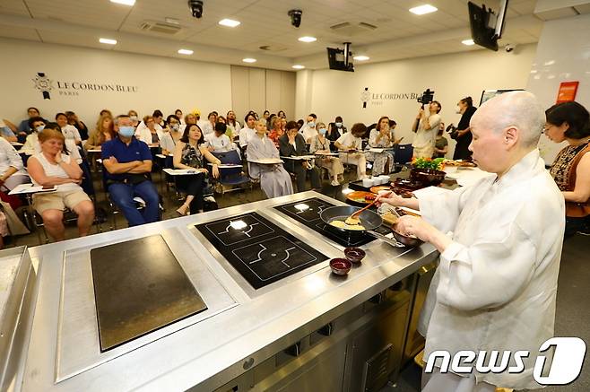 사찰음식 시연 중인 홍승스님과 청취 중인 르꼬르동블루 학생들© 뉴스1