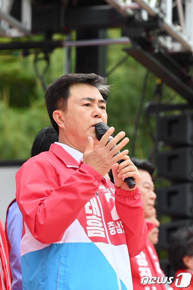 김태흠 충남지사 후보는 19일 아산 현충사에서 열린 충남 후보자 합동 출정식에서 결의를 다지고 있다. © 뉴스1