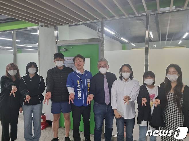 김이강 더불어민주당 광주 서구청장 후보가 공식선거운동이 시작된 19일 첫 일정으로 창조경제혁신센터를 방문해 관계자들과 기념촬영하고 있다. (김이강 후보 측 제공) 2022.5.19/뉴스1 © 뉴스1