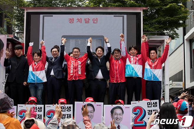 이준석 국민의힘 상임선대위원장 등 참석자들이 19일 인천시 부평구 부평 문화의 거리에서 열린 ‘국민의힘 희망 인천 출정식’에서 손을 들어 보이고 있다. 앞줄 왼쪽 두 번째부터 윤희숙 전 의원, 김기현 공동선대위원장, 유정복 인천시장 후보, 이 대표. 2022.5.19/뉴스1 © News1 국회사진취재단